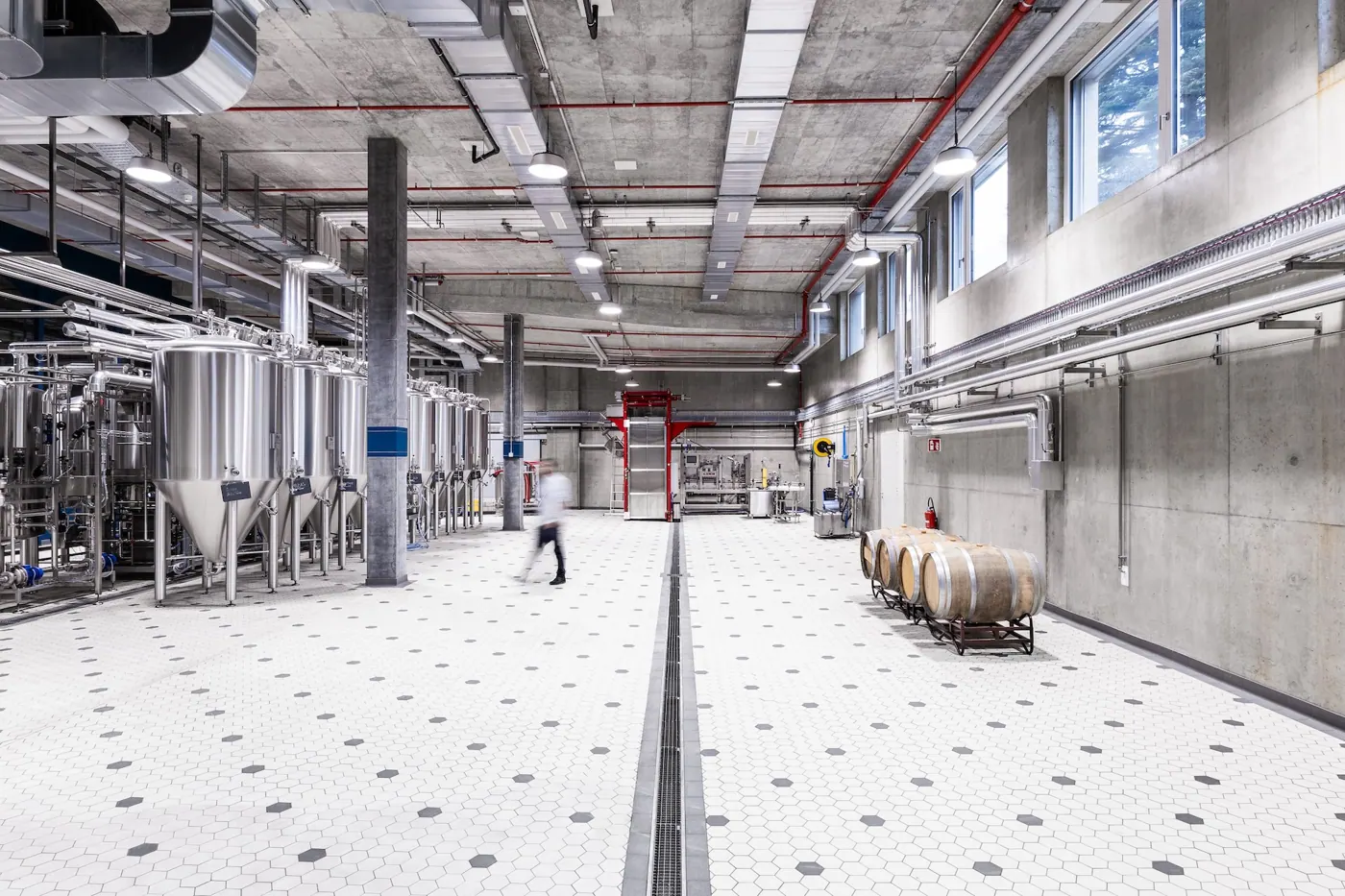 Salle de brassage : cuves inox et sol technique