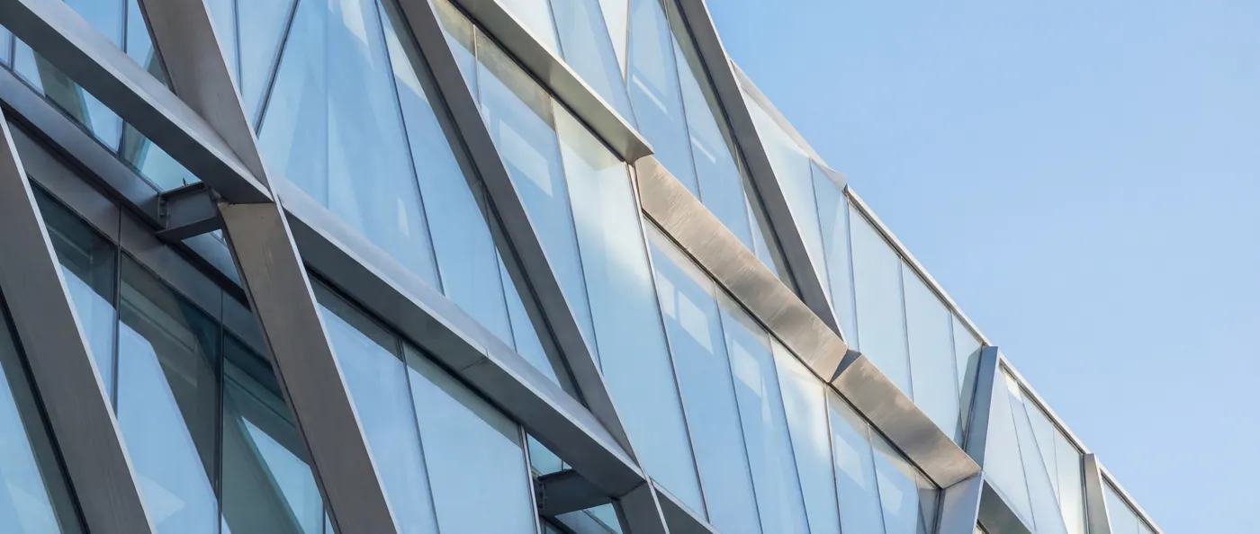 Façade vitrée d'un bâtiment récent