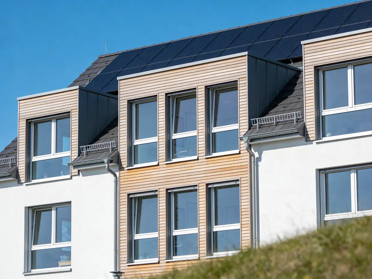 Toiture équipée en solaire sur un immeuble de logements