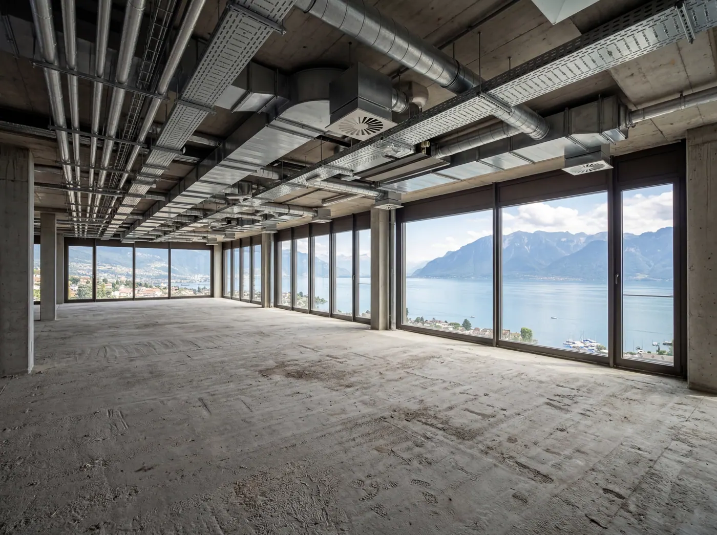 Plateau en gros œuvre, gaines de ventilation apparentes