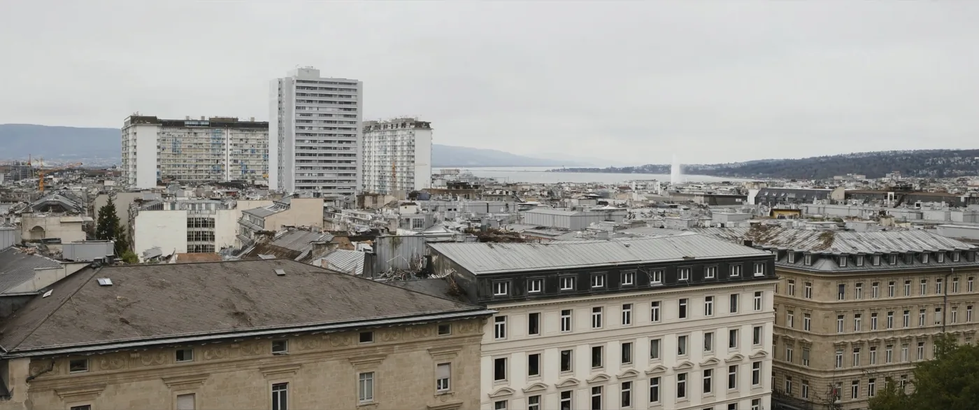 Genève : immeubles anciens, tours de logements et le lac au fond