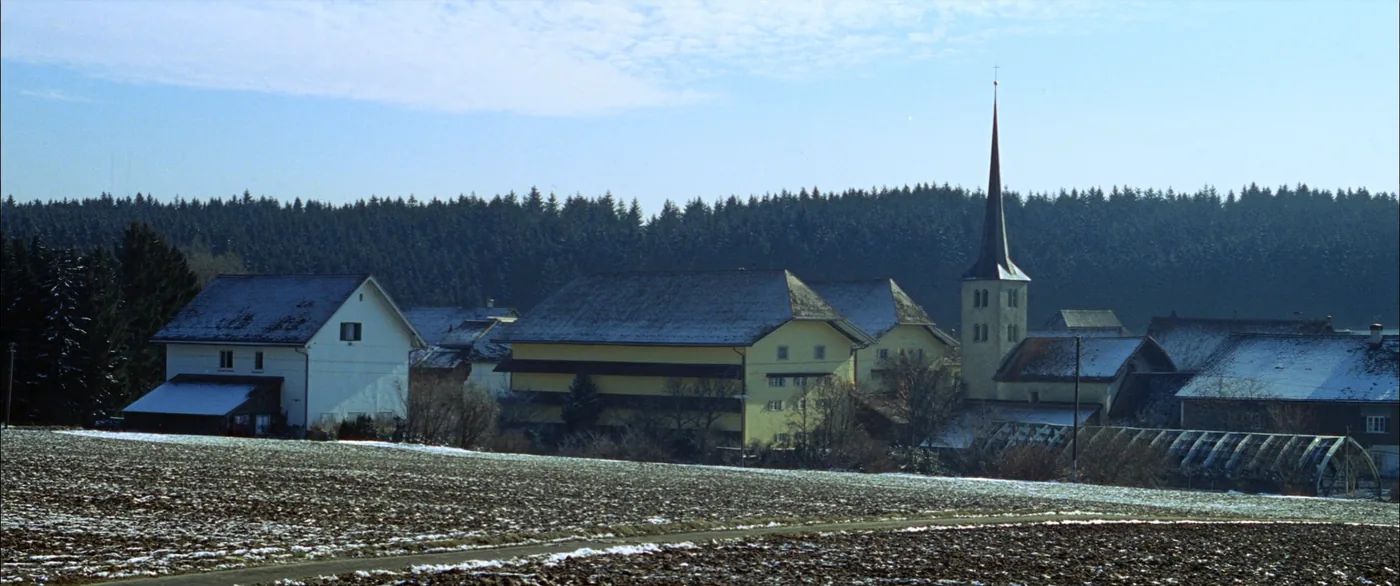 Gros-de-Vaud : village du plateau et terres agricoles en hiver