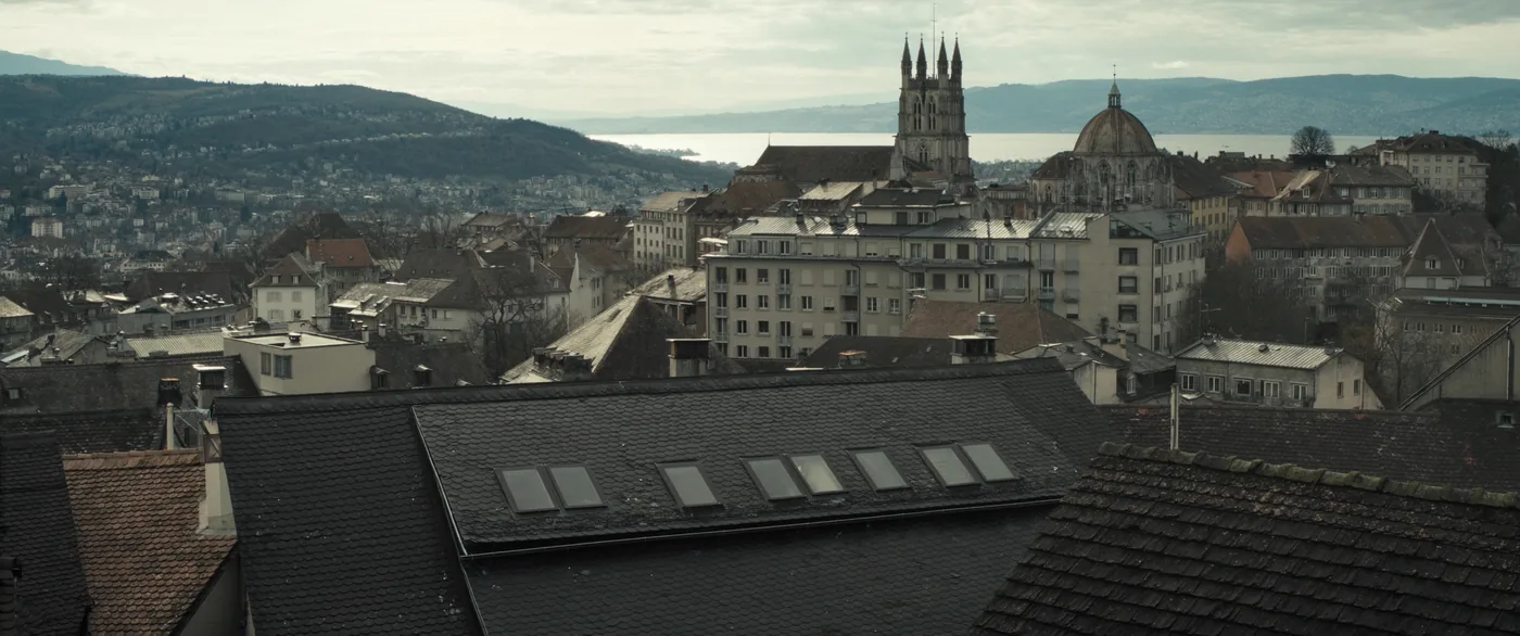 Lausanne : les toits de la vieille ville, la cathédrale et le Léman